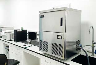 雪花制冰機(jī)在實(shí)驗(yàn)室中的專業(yè)應(yīng)用及其顯著優(yōu)勢
